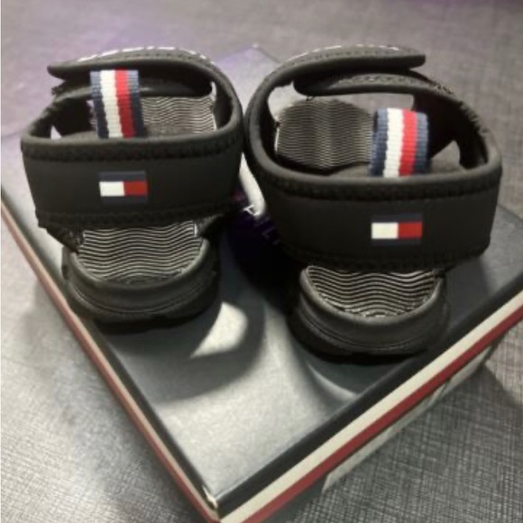 Tommy Hilfiger Boys Strap sandal (Black)  Size 6C - Picture 2 of 2